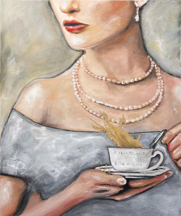 Elegante Frau verschüttet Kaffee